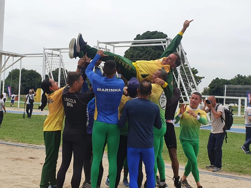 Comandante Coelho erguido pela equipe apontando para o céu, Mundial de 2022 no Rio